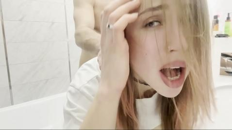 Um cara fode uma garota na bunda perto de uma máquina de lavar.