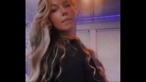 A morena estava prestes a fazer um boquete no amante.