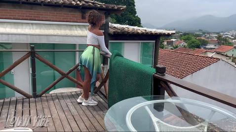 Uma garota faz um boquete enquanto visita um homem