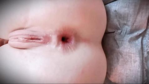 O cara enfia o pau no ânus dela