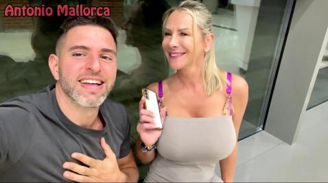 Um cara está conversando com uma loira na rua