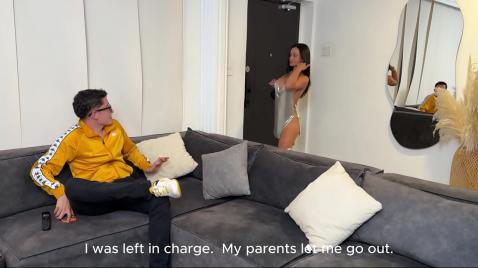 Um cara de óculos e uma morena bem vestida fazem sexo anal