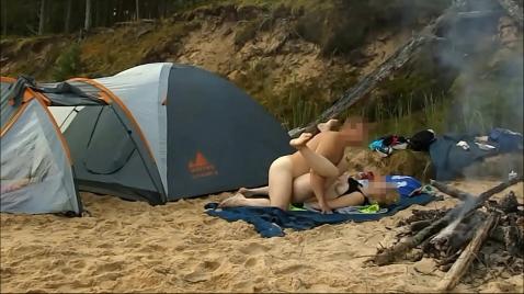 Uma esposa faz um boquete no marido ao ar livre.