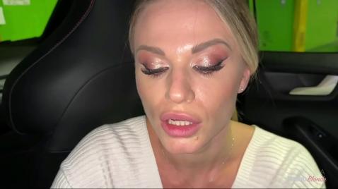 Uma loira vestida anda na rua