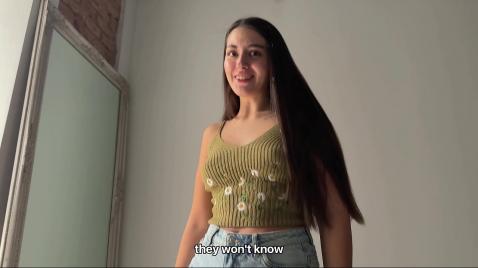 Uma linda morena faz um boquete em seu homem e depois o fode.