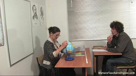 O professor de geografia dá aulas extras para Vovochka.