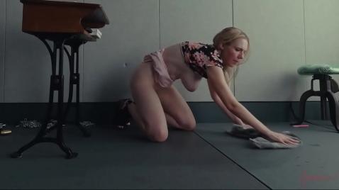 Um cara fode uma loira com força em sua casa