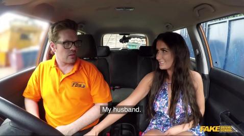 Uma mãe madura faz um boquete em um cara no carro dele