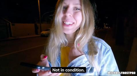 Na rua, a loira esperou um carro e foi para casa com um rapaz para fazer sexo.