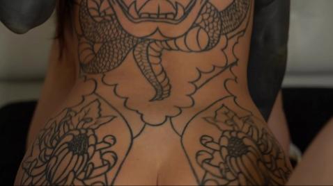 Um cara fode uma morena tatuada com força na bunda