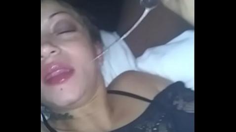 Homens fodem uma morena de roupa transparente