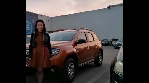 Uma morena caminha pela rua à noite