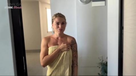 Uma esposa de toalha faz um boquete no marido