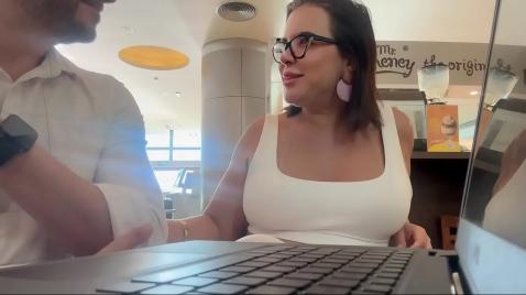 Uma mamãe peituda conversa com um homem no trabalho.