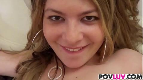 Uma garota nua lava um carro