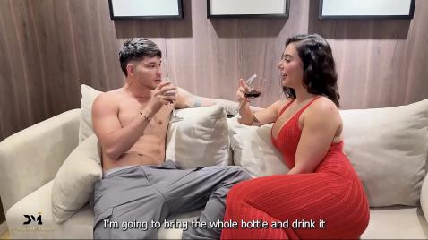 Um cara e uma garota estão bebendo no sofá