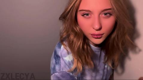 Uma jovem estudante faz um boquete em sua professora