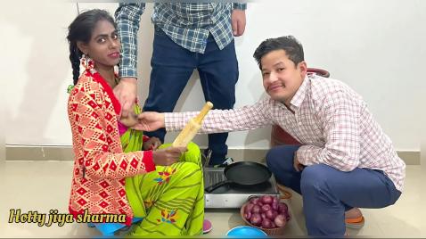 Os homens enganaram a jovem asiática e começaram a transar com ela.