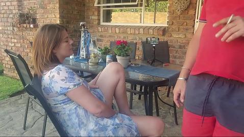 Uma esposa madura e seu marido fizeram sexo no quintal.