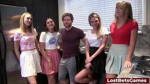 Sexo grupal na piscina