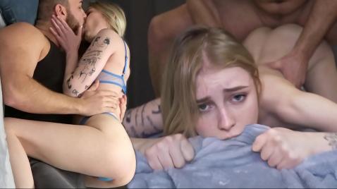 Um homem fode uma estudante universitária loira.