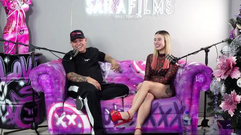 Loira se masturba no sofá