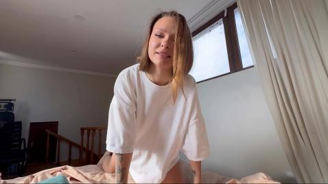 A menina está se masturbando