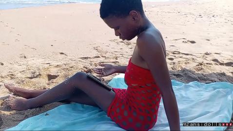 Um homem africano fode uma jovem africana com força na praia.