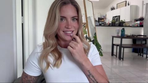 Loira masturba sua vagina