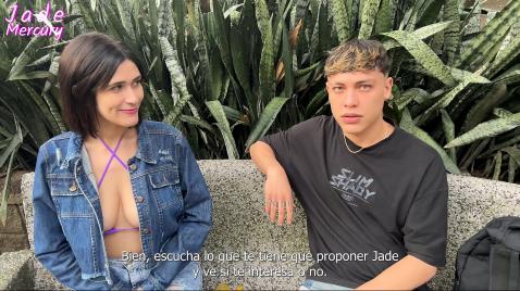 Uma morena madura senta-se na rua com um rapaz