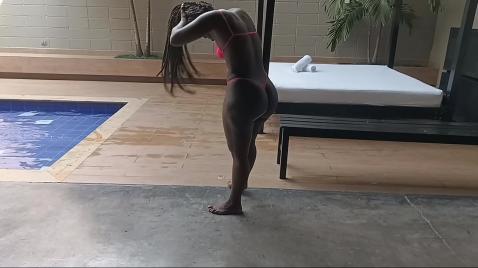 Um cara fode sua empregada asiática na cama