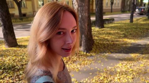 A menina começou a se masturbar depois de sair.