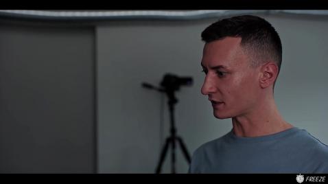 Um homem e uma loira são filmados em vídeo.