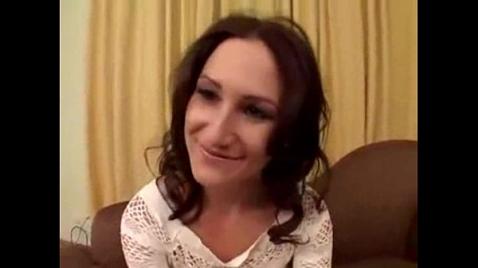 Uma mulher com uma bunda grande é fodida com força por dois homens ao mesmo tempo