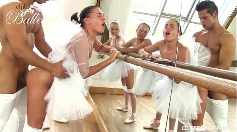 Três bailarinas e uma dançarina em uma sala de treinamento