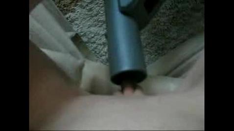 Loira brinca com aspirador de pó