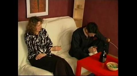 Um russo seduziu sua vizinha madura.