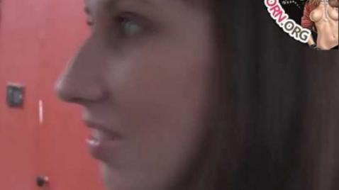 Ao escalar atores para filmes pornôs, Alexey conhece garotas na rua