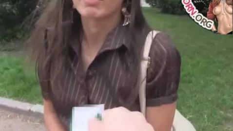 Uma garota tímida faz um teste para um estúdio pornô.