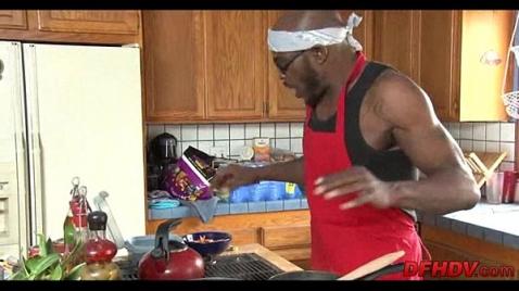 O ladrão atacou a dona e a estuprou brutalmente.