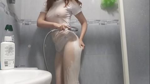 Nastya se filmou se masturbando no chuveiro.