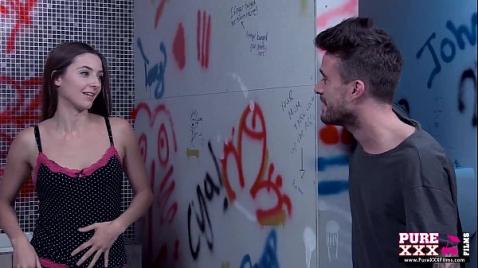 Fodido com força no banheiro