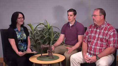 Um cara inesperadamente se deparou com sexo em um estacionamento.