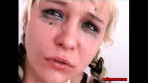 Uma simulação brutal de estupro de uma loira amarrada