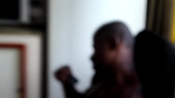 Горячая брюнетка трахается с негром