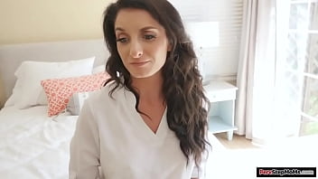 Грудастая милфа скачет на большом члене своего пасынка