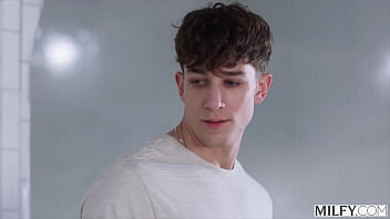 MILFY Лекси Луна соблазняет возбужденного парня в душе в спа