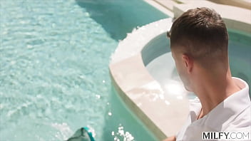 Милфа выгоняет мужа за огромный член