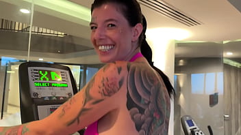 Мой сосед всё время пялился на мою задницу