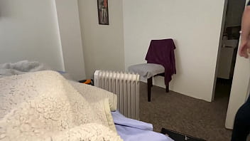 Горничная села на мой член своей большой белой задницей.